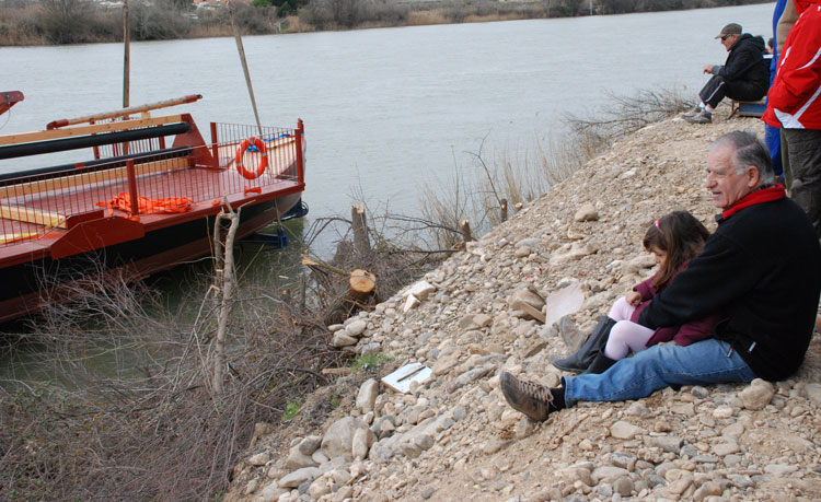 Antonio Catalán en una imagen de archivo de marzo de 2010, el día en el que la barca de Alforque volvió a flotar a la orilla del Ebro
