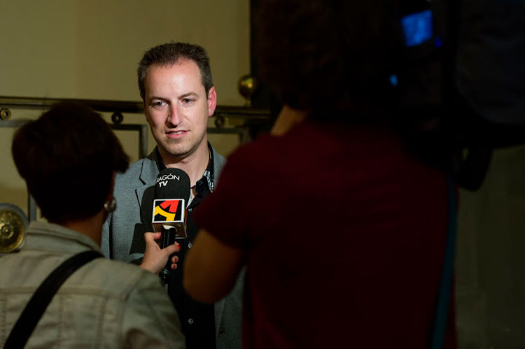 Ricardo Barceló atiende a los medios después de recibir el Premio Asociación de la Prensa de Aragón. Foto: Pedro Etura
