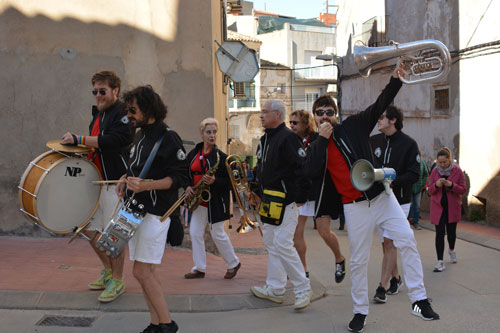 Miembros de la charanga de Sástago en un fiesta en 2019.