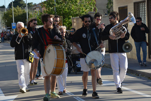 Miembros de la charanga de Sástago en un fiesta en 2019.