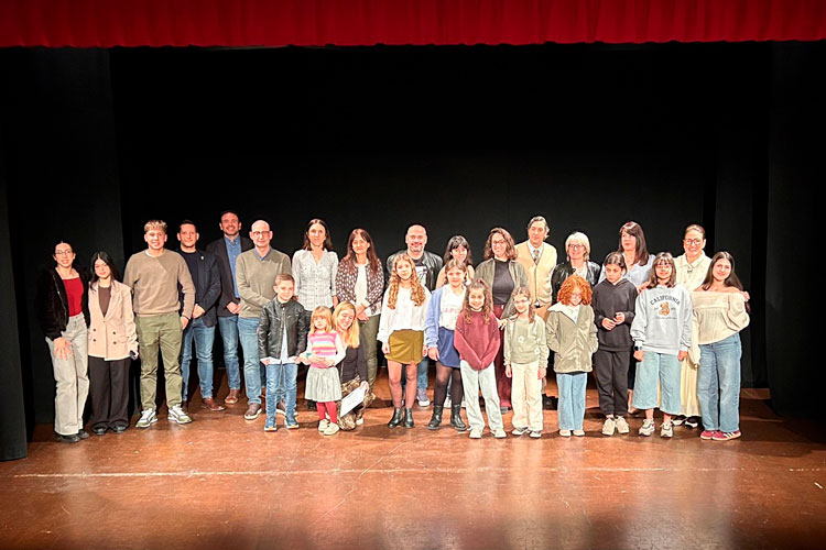 Foto de familia de los ganadores de esta edición con el jurado.
