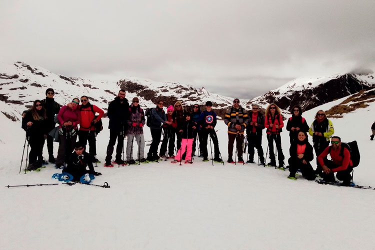 Foto de archivo de la excursión de senderismo con raquetas de nieve de febrero de 2023