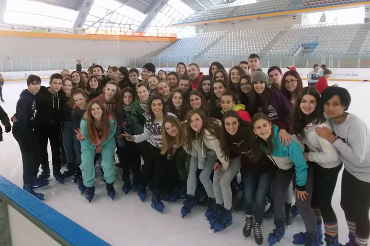Los jóvenes patinaron en la pista de hielo de Jaca