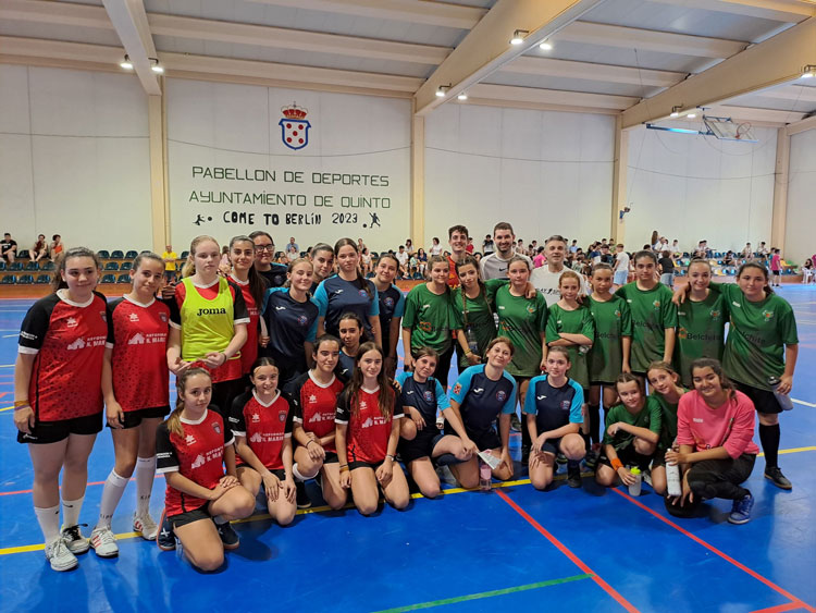 Los equipos femeninos de Quinto, Belchite y Fuentes de Ebro que jugaron en el Triangular. 