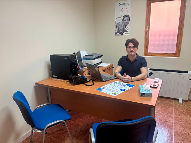 Víctor López-Brea es el psicólogo que atiende la asesoría psicológica para jóvenes