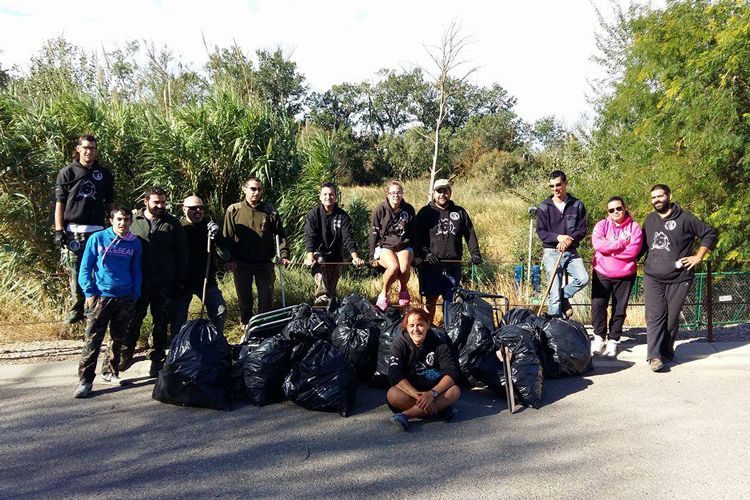 Imagen del grupo de voluntarios de limpieza del Ebro