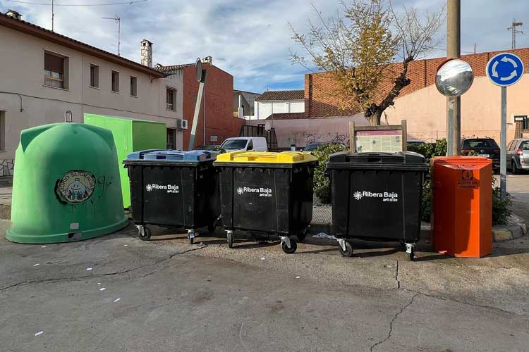 Isleta con todos los tipos de contenedores que se pueden encontra