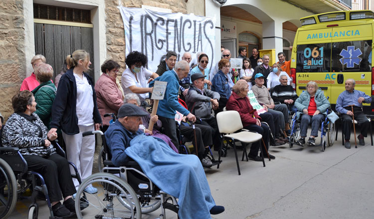 Imagen de la concentración a las puertas del Centro de Salud de Sástago. Autora foto: Dalia Ferruz