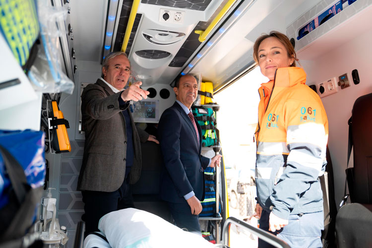 El presidente y el consejero de Sanidad, durante la visita a Híjar. Foto: Fabián Simón.
