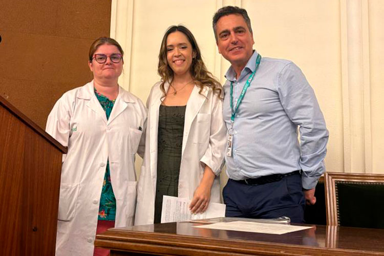 La especialista en Aparato Digestivo premiada, Cristina Polo, flanqueada por la presidenta de la Comisión de Investigación, Silvia Izquierdo y el director del Hospital U. Miguel Servet, Javier Abellán. Foto: Gobierno de Aragón.