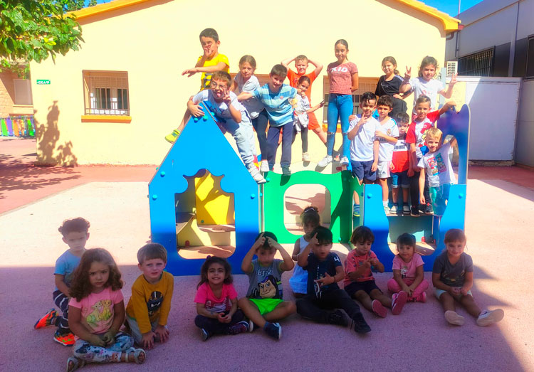 Foto de archivo de niños y niñas del comedor de Escatrón