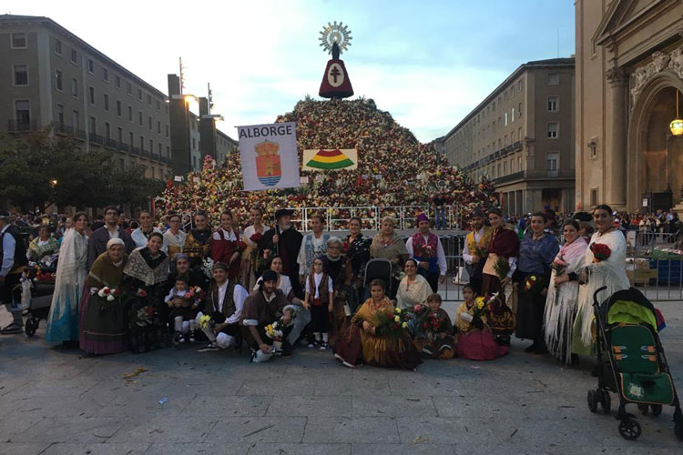 Foto de archivo de la ofrenda de flores