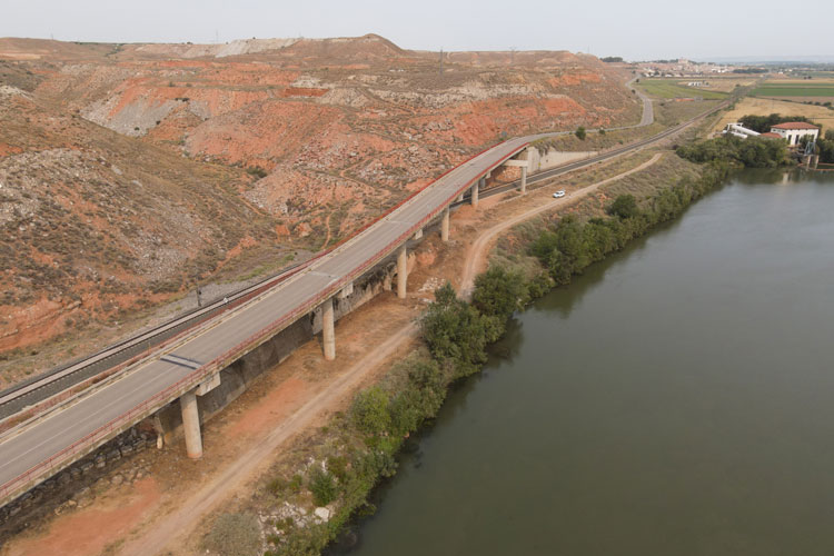 Puente sobre la vía del tren. Autor foto: Eduardo Andreu Bes