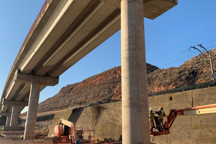 Puente sobre la vía