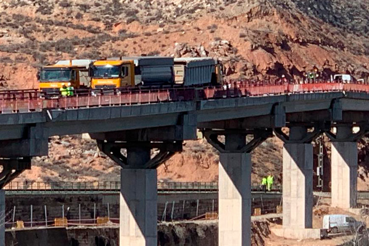 Puente sobre la vía