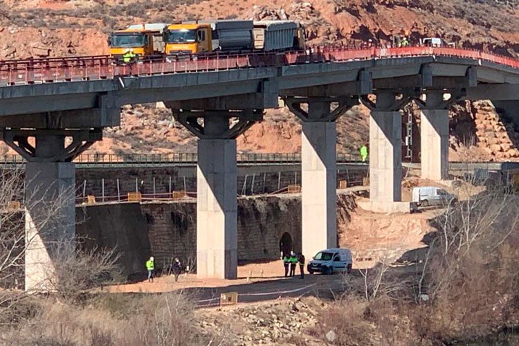Puente sobre la vía