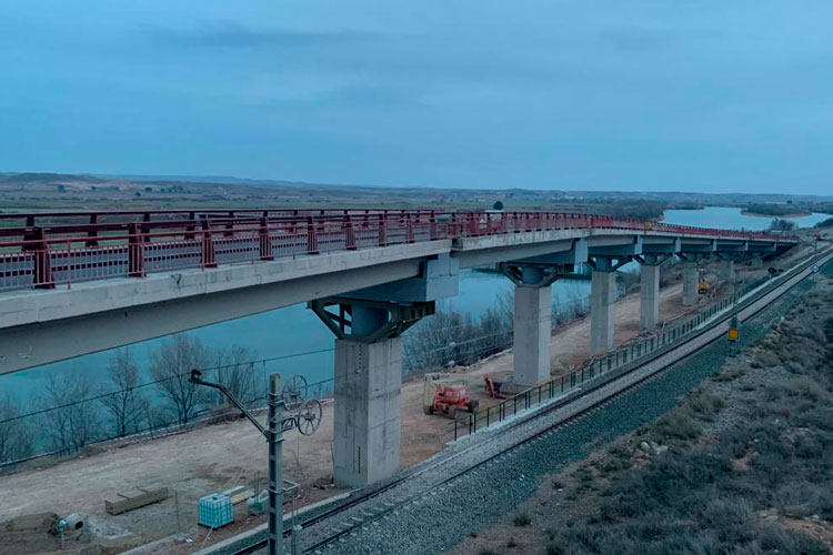 Puente sobre la vía