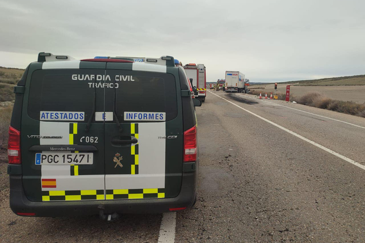 Imagen del accidente ocurrido en la N-II en el término de Pina. Foto: Guardia Civil