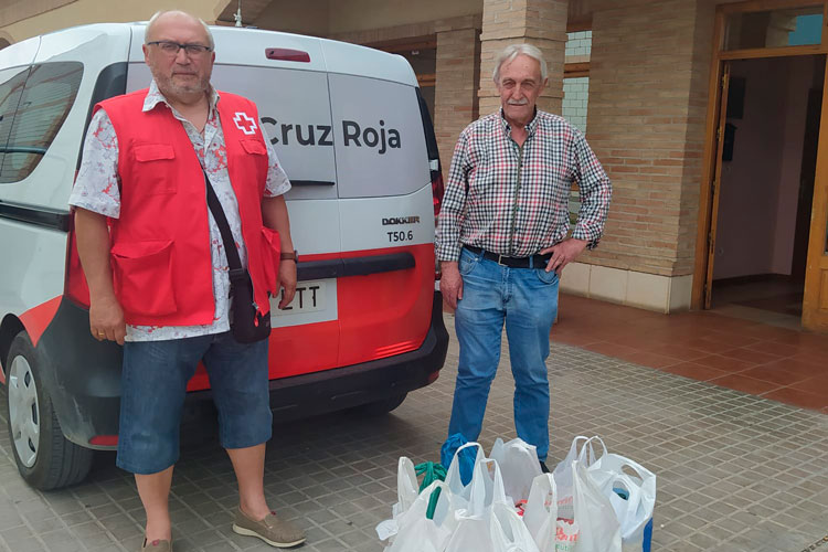 Recogida por parte de Cruz Roja de la donación realizada por la asociación de Pina. Foto: Mari Carmen Mateo. 