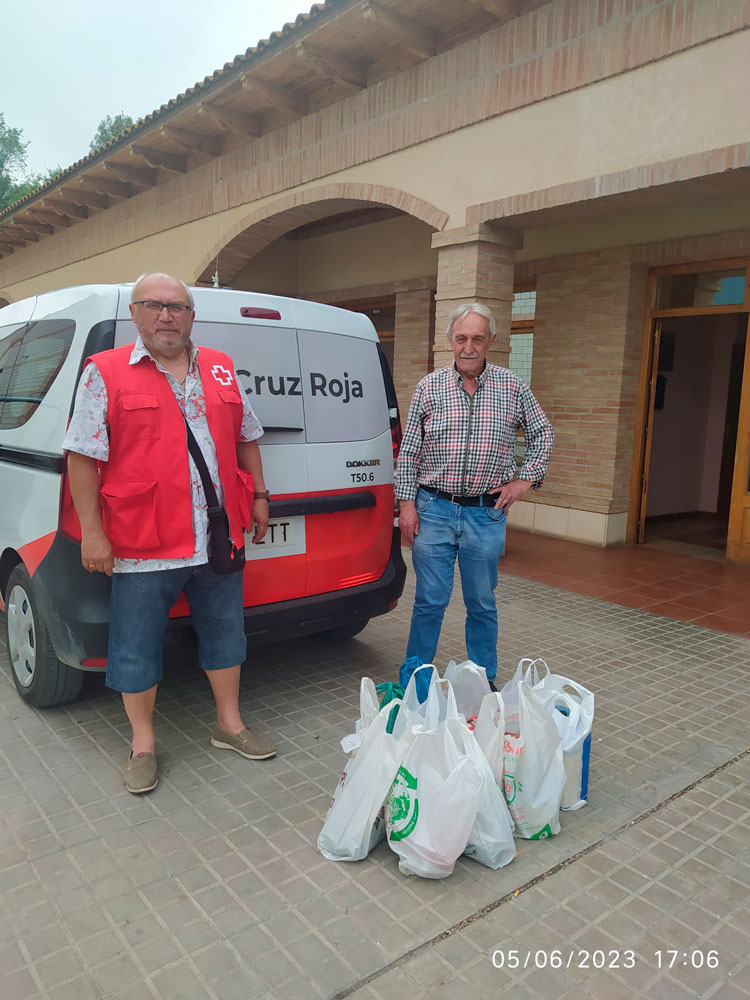 Recogida por parte de Cruz Roja de la donación realizada por la asociación de Pina. Foto: Mari Carmen Mateo