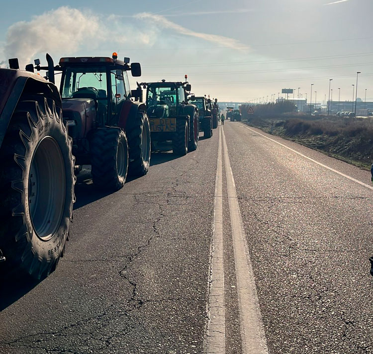 Tractores cortando la N-232 a la altura de la Saica