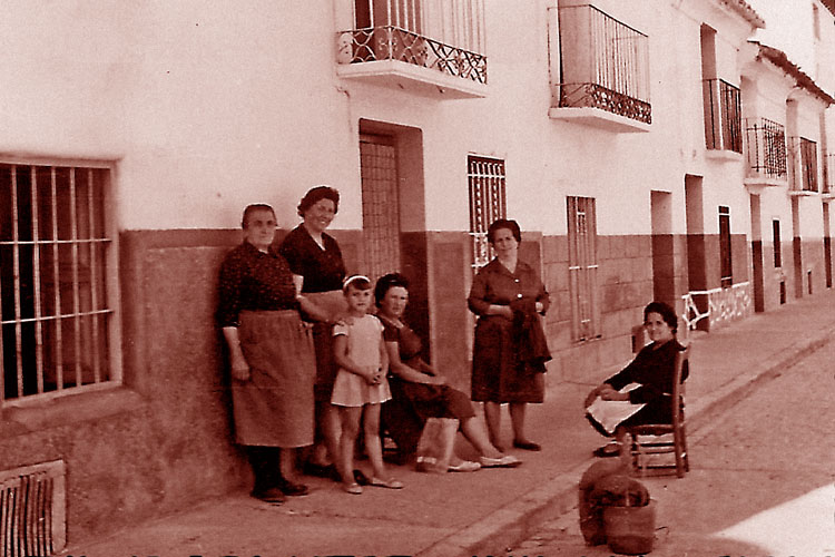 Portada calendario 2026. Isabel Falcón Tella con unas amigas en la calle Mayor de Gelsa (1970). Donante foto: Manuel Pérez Falcón.