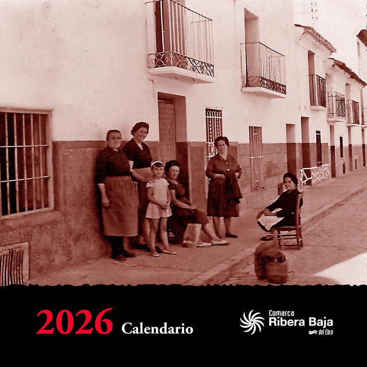 Portada calendario 2026. Isabel Falcón Tella con unas amigas en la calle Mayor de Gelsa (1970). Donante foto: Manuel Pérez Falcón.