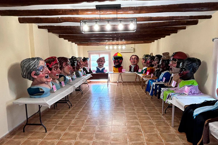 La exposición de cabezudos ya está lista en el Ayuntamiento de Alforque