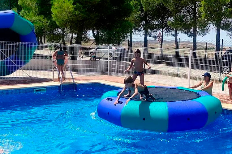 Imagen de una actividad en la piscina de Cinco Olivas en el verano de 2022