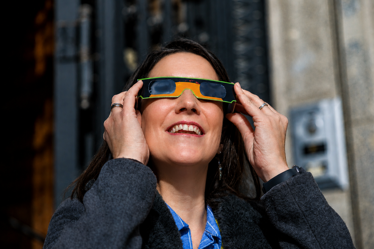 Mujer mirando al sol con gafas solares apropiadas. Foto: Javier Cebollada.
