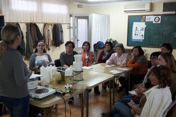 Mujeres de La Zaida en el taller de jabón natural