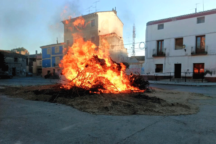 Imagen de la hoguera de San Antón de Pina 2016