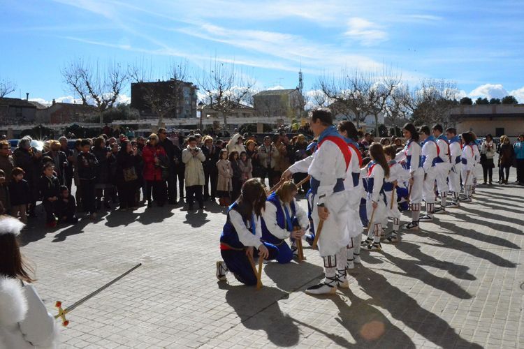 Representación del dance de San Blas en la plaza de Pina de Ebro