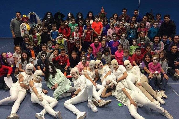 Jóvenes celebran Halloween en Quinto