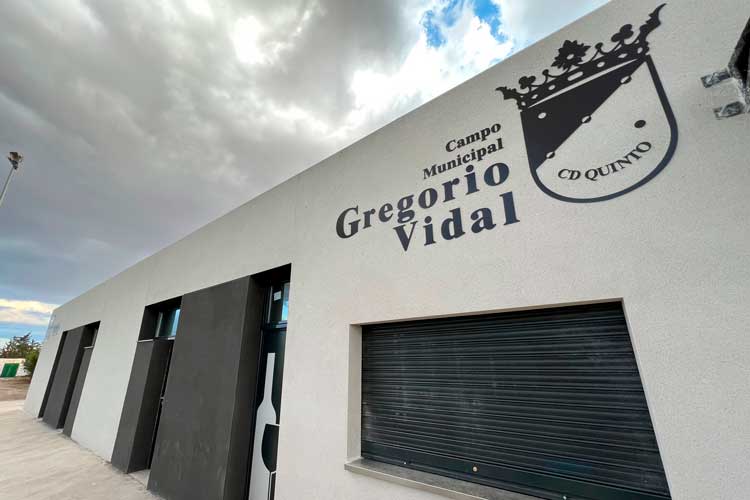 Foto del nuevo edificio de vestuarios del campo de fútbol de Quinto