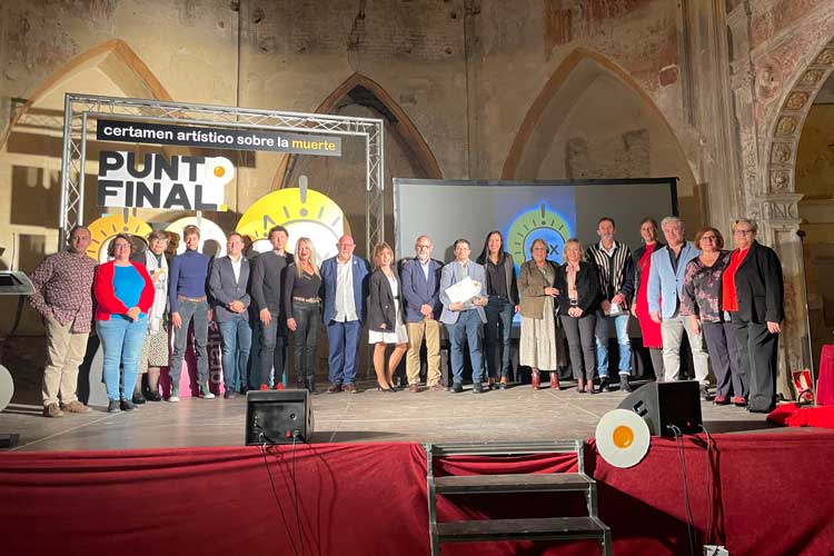 Foto de familia de los ganadores del segundo certamen de Punto Final