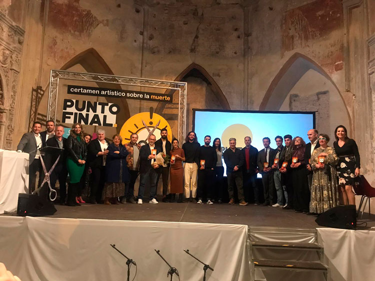 Foto de familia de los premiados y el jurado de la edición de Punto Final de 2023