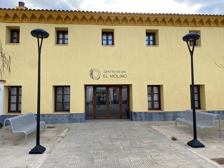 Imagen de la fachada del centro de día de Quinto