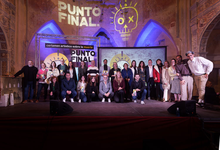 Foto de archivo de los premiados y el jurado de la edición de Punto Final 2024.