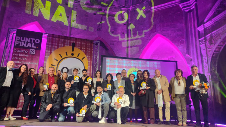 Foto de familia de los ganadores y el jurado de la edición de 'Punto Final' 2025.