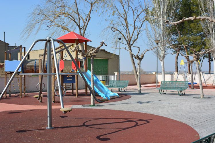 Parque infantil junto al pabellón de deportes