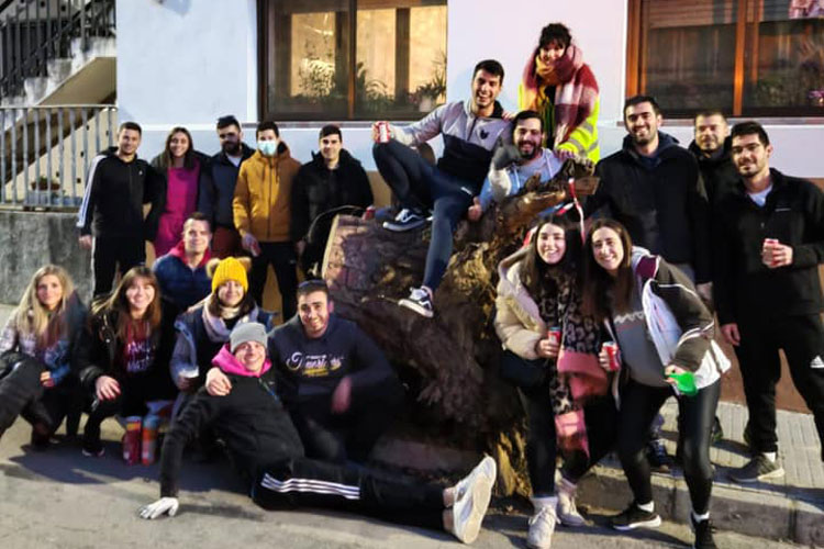 Imagen de la recogida de la leña para la hoguera