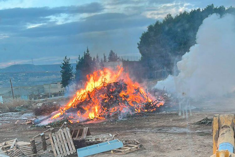 La hoguera, ardiendo a primera hora de la mañana del domingo, tras el acto vandálico