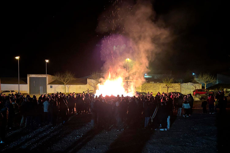 Foto de archivo de la hoguera de San Antón de Sástago de 2025.